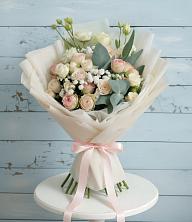 Букет цветов из:  Розы и Лизиантусы в Калевале