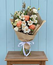 Букет цветов из:  Альстромерии, Лизиантусы, Розы и Хризантемы в Калевале
