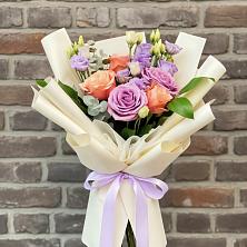 Букет цветов из:  Лизиантусы и Розы в Калевале