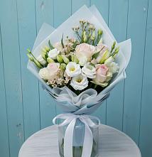 Букет цветов из:  Розы и Лизиантусы в Калевале