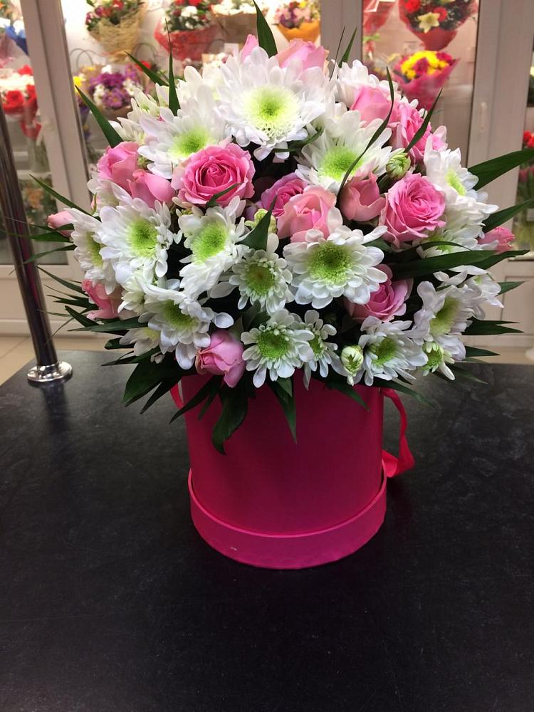 Цветочная композиция из Розы и Хризантемы в шляпной коробке в Калевале