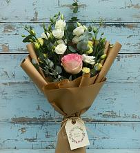 Букет цветов из:  Розы и Лизиантусы в Калевале